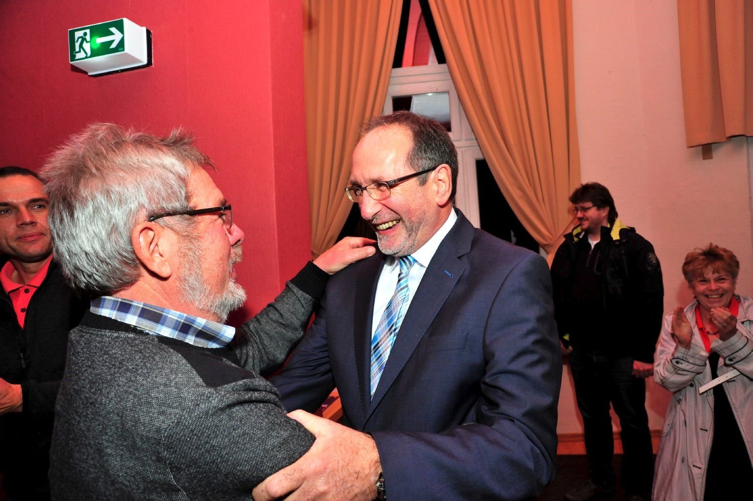Helmut Rieche, ehemaliger Oberbürgermeister von Bernburg, gratuliert seinem Nachfolger Henry Schütze (rechts) zum erneute Wahlsieg. Mit 73,9 Prozent setzt er sich durch.
