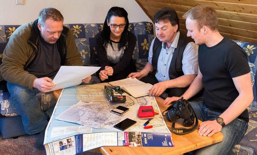 Letzte Teambesprechung vor der Abreise. Neben Rigo Richter, Holger und Robert Schmidt gehört auch Online-Redakteurin Monique Pierard dazu. Auf den Karten ist die 2.000 Kilometer lange Reiseroute festgelegt.