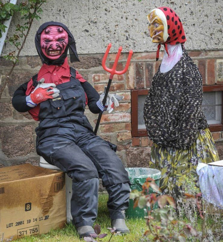 Prosigk ist kurz vor der Walpurgisnacht im Hexenfieber. Überall im Ort treiben Hexen und Teufel ihr Unwesen. In den Vorgärten, vor den Häusern und auf dem Festplatz.