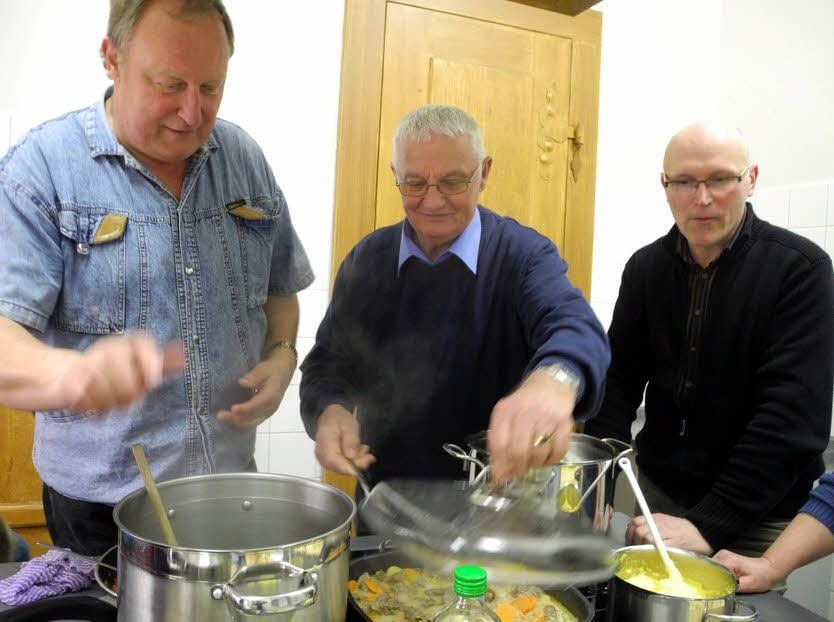Die Herrenriege mit Bernhard Klepel, Klaus Behrens und Pfarrer Hans-Jörg Heinze (v.r.n.l.) bewahrt den Überblick.