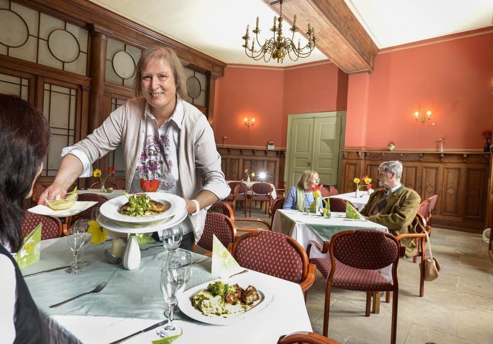 Stilecht speisen im Gartensaal des Schlossrestaurants Dieskau