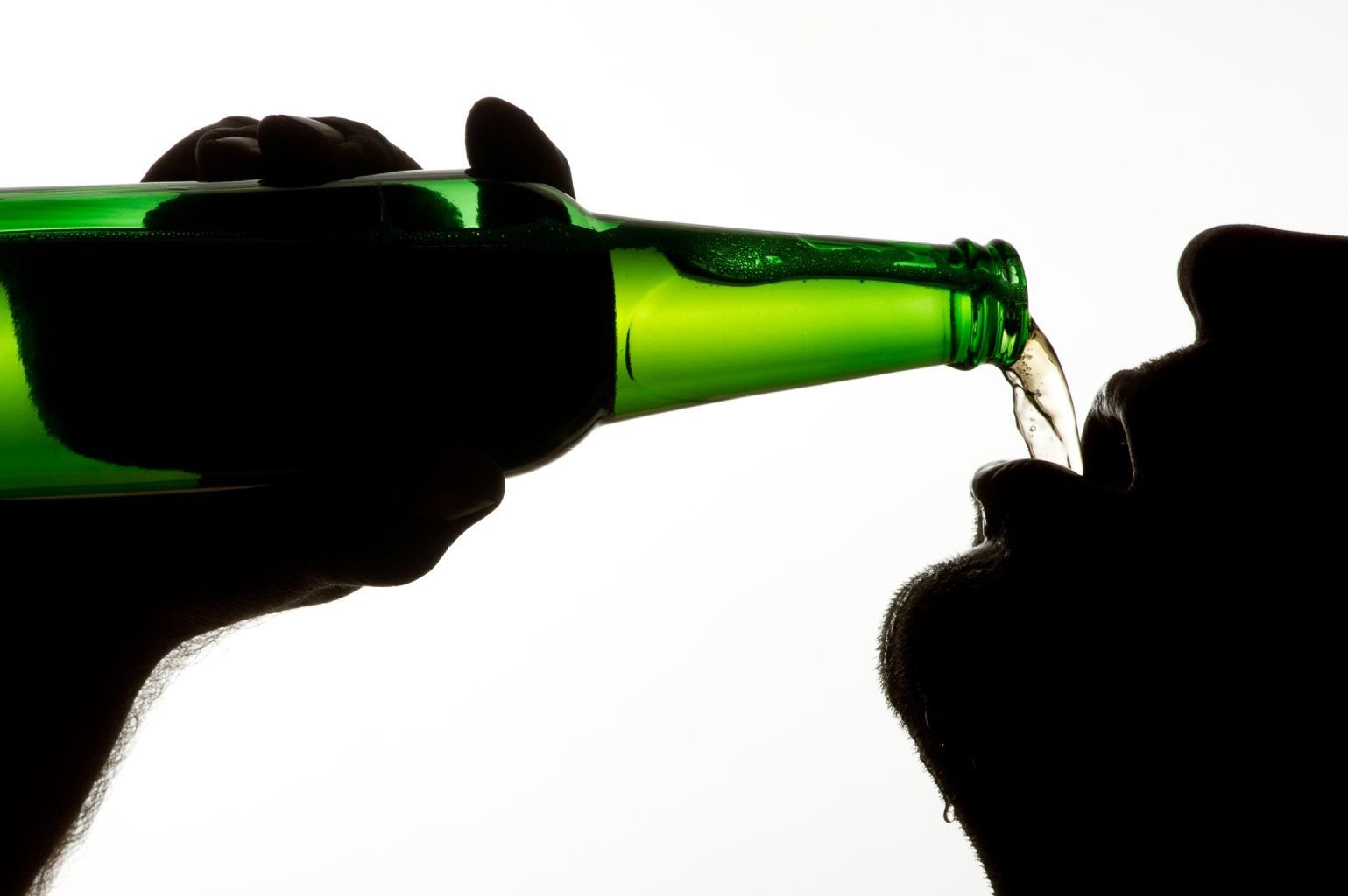 Ein Bier zu viel? Manche Versuche, sich vor einem Alkoholabsturz zu retten, sind abenteuerlich - und wenig hilfreich.