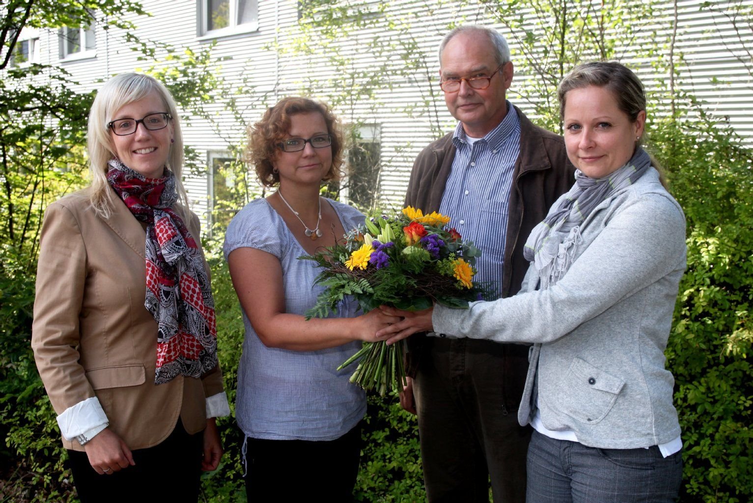Pflegedienstleiterin Julia Linnè (2. v. l.) und der stellvertretende Heimleiter Wolfgang Göricke (3.v.l.) vom Pflegeheim Vitapart freuen sich über den Scheck in Höhe von 3.000 Euro, den Katharina Nitzsche (rechts) und Susann Hoffmann (links) von der Targobank am Mittwoch zusammen mit einem Strauß Blumen überreichten.