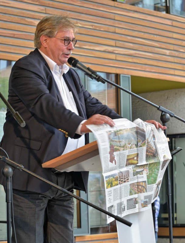 Mit welchen Fragen und Themen sich das Uba beschäftigt, konnten kleine und große Besucher erkunden und zeigte Vizepräsident Thomas Holzmann anhand der Mitteldeutschen Zeitung.