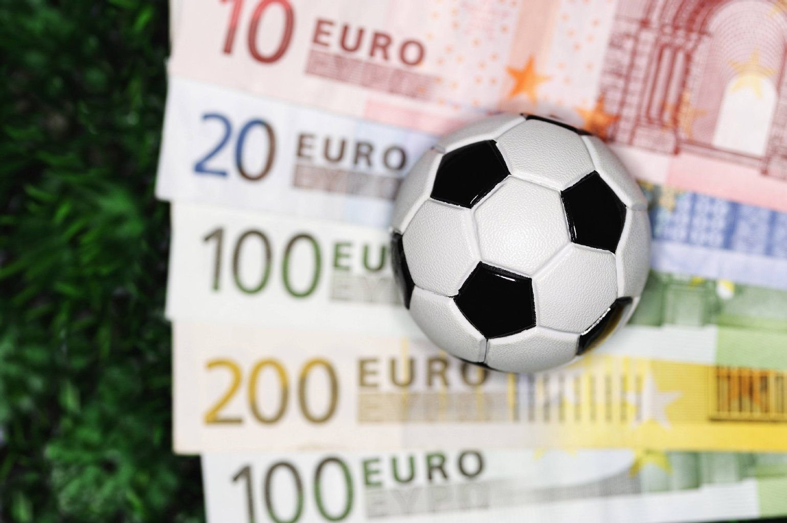 Fußball-Vereine haben die Anleihe als Finanzierungsmodell entdeckt - und die Fans reißen sich förmlich um die aufwendig gestalteten Wertpapiere.