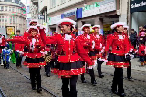 Hunderte Hallenser feierten in der Großen Ulrichstraße am Rosenmontag 2013.