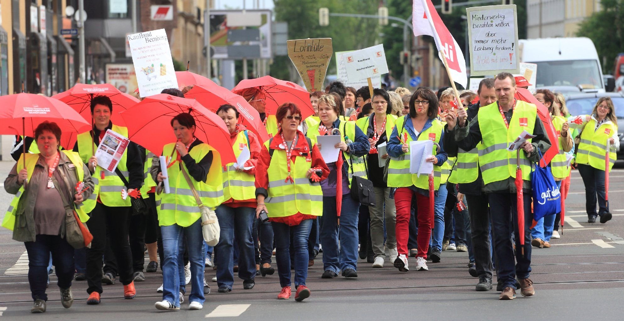 Beschäftigte des Einzelhandels demonstrieren am 29. Juni in Magdeburg für die Erhöhung ihres Stundenlohnes.
