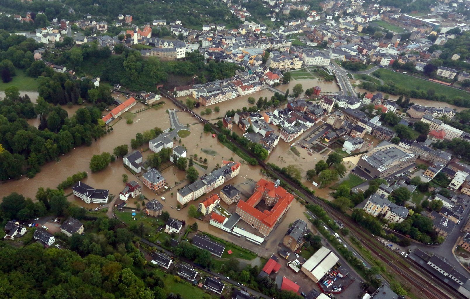 Die Innenstadt von Greiz (Thüringen) ist vom Hochwasser der Weißen Elster überflutet.