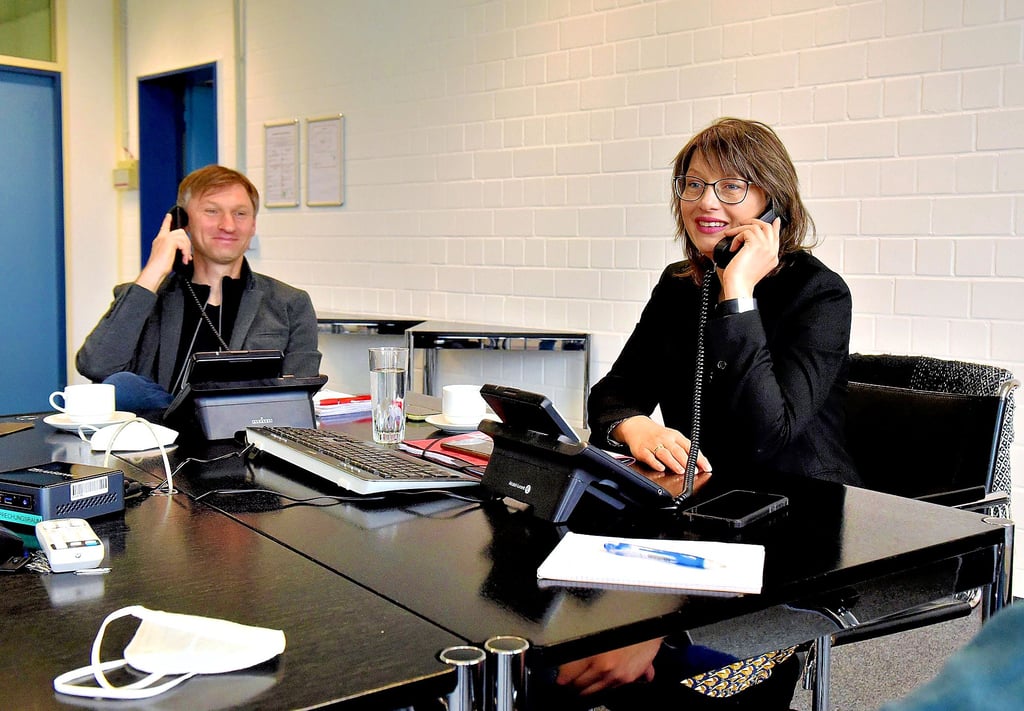 Spitzenkandidatin Katja Pähle und Reporter Alexander Walter während der Fragerunde in der Volksstimme-Redaktion in Barleben. Meist klingelten zwei Telefone gleichzeitig.