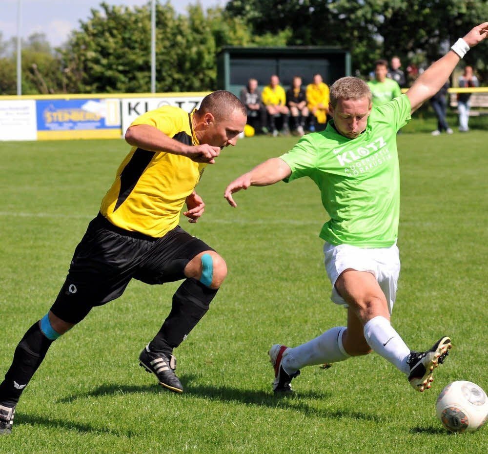 Stev Radau (links) liefert sich ein packendes Duell mit dem Osterfelder Benjamin Stahl (rechts).