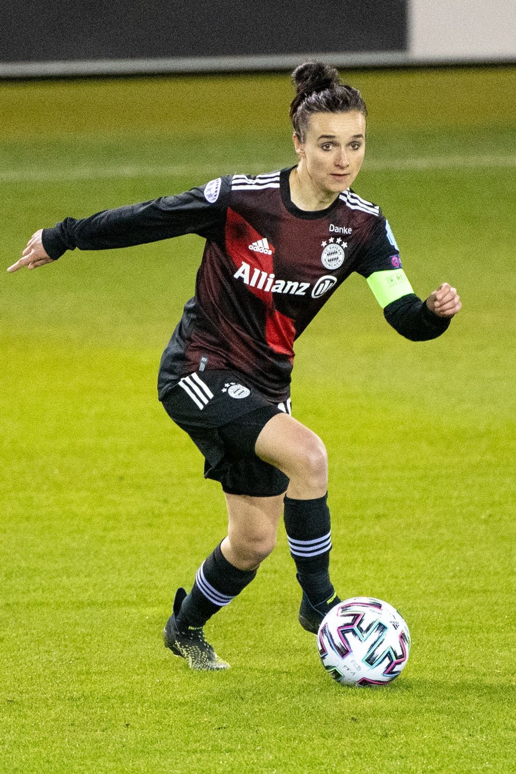 Wünscht sich mehr Profitum im Frauen-Fußball: Lina Magull.