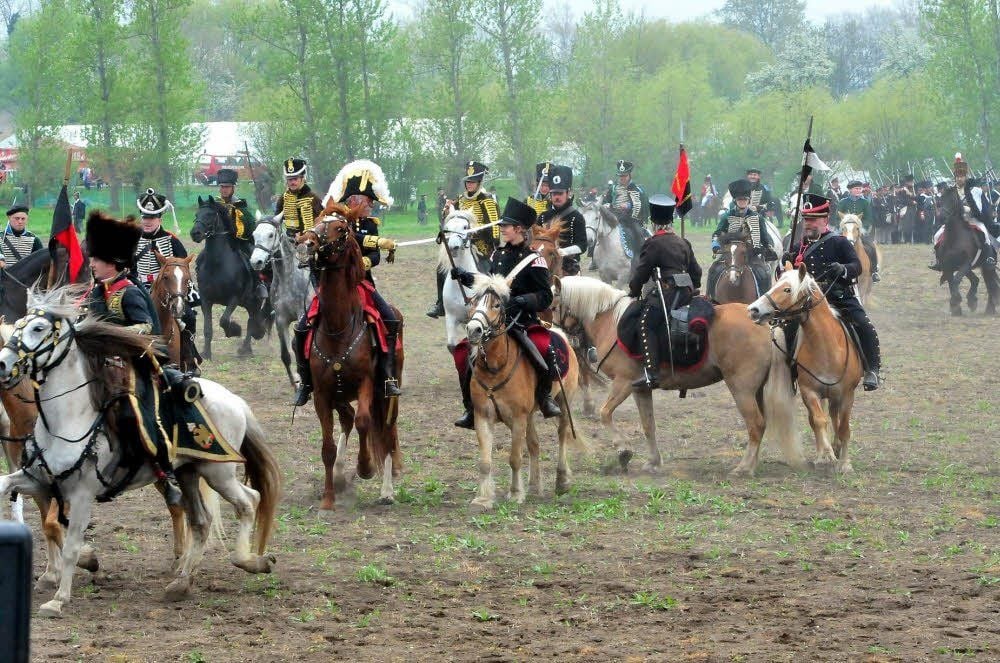 Internationale Traditionsgruppen stellen das Geschehen vom 2. Mai 1813 auf dem Gelände nach, wo damals tatsächlich Kampfhandlungen stattfanden.