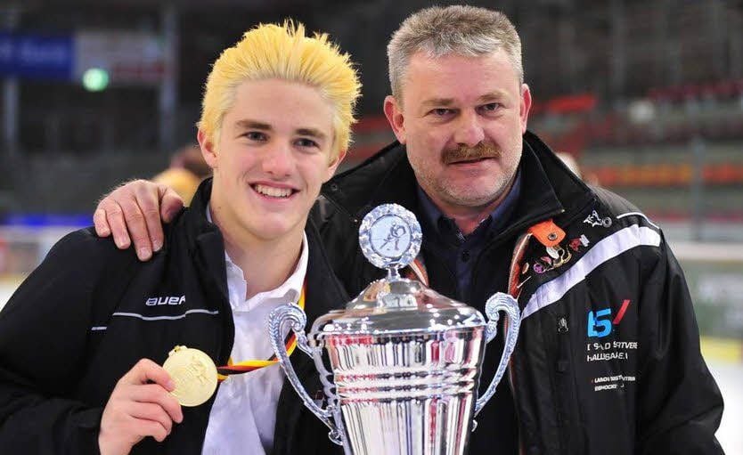 Max Pietschmann mit Meistertrophäe neben seinem Vater Ralf