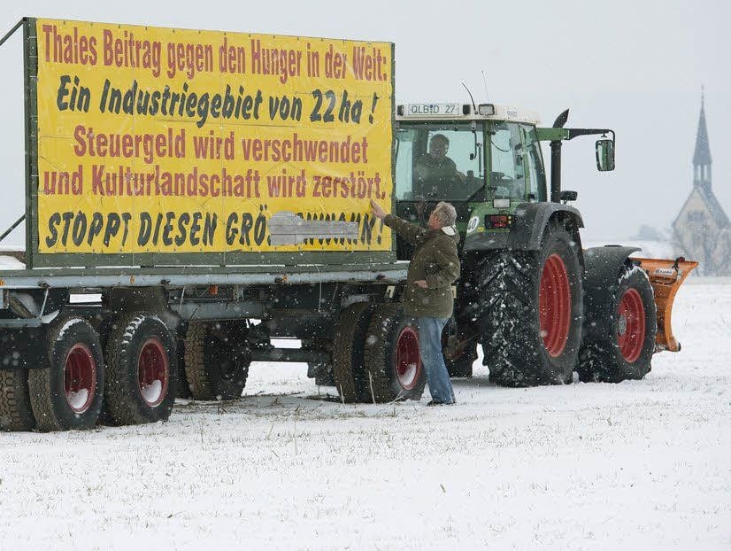 Mit einem großen Plakatwagen protestierten die Warnstedter Bauern gegen den Verbrauch von Ackerflächen für das Gewerbegebiet.