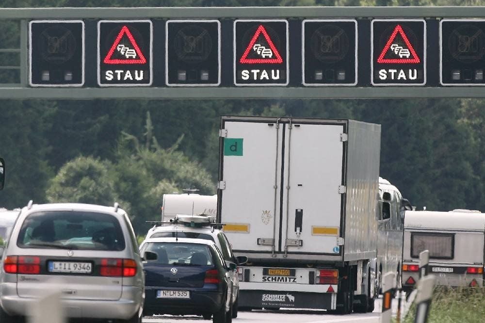 Ab Gründonnerstag wird der Verkehr auf den deutschen Autobahnen stark zunehmen. Bis auf Hamburg haben alle Bundesländer dann Ferien.