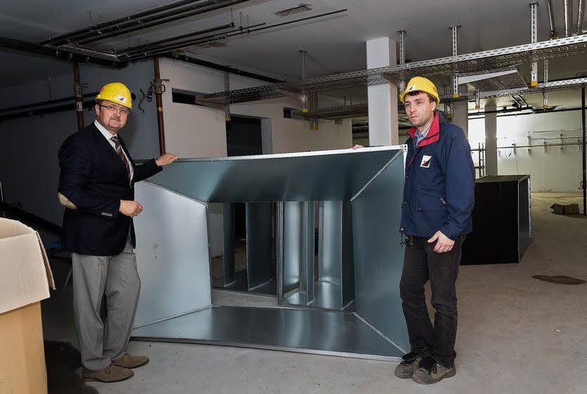 Eberhard Hoppe und Jörg Wahren vor einem Trichter für die Belüftungsanlage.