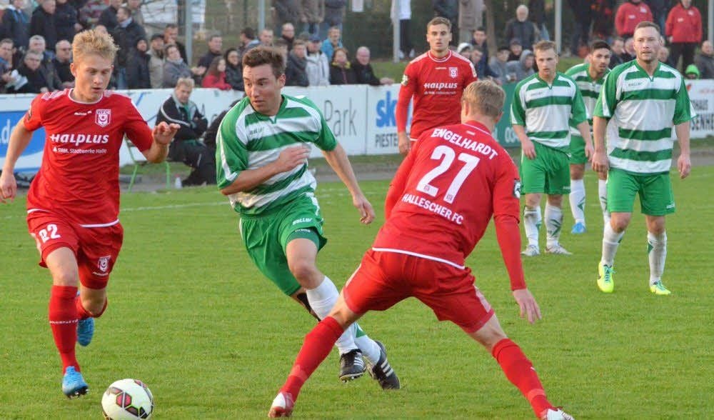 Seltener Moment. Ein Spieler des FC Grün-Weiß Piesteritz, in diesem Fall Markus Jahnke, läuft durch die Abwehr des Halleschen FC.