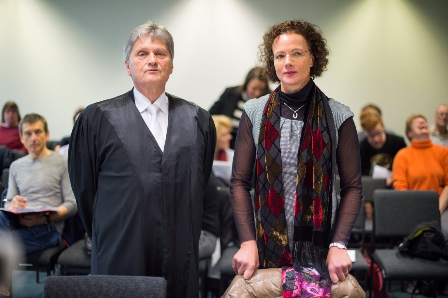 Die Klägerin, Hundehalterin Almut B. (rechts), und ihr Rechtsanwalt Christoph Reusch, vor dem Prozess im Verwaltungsgericht in Berlin.