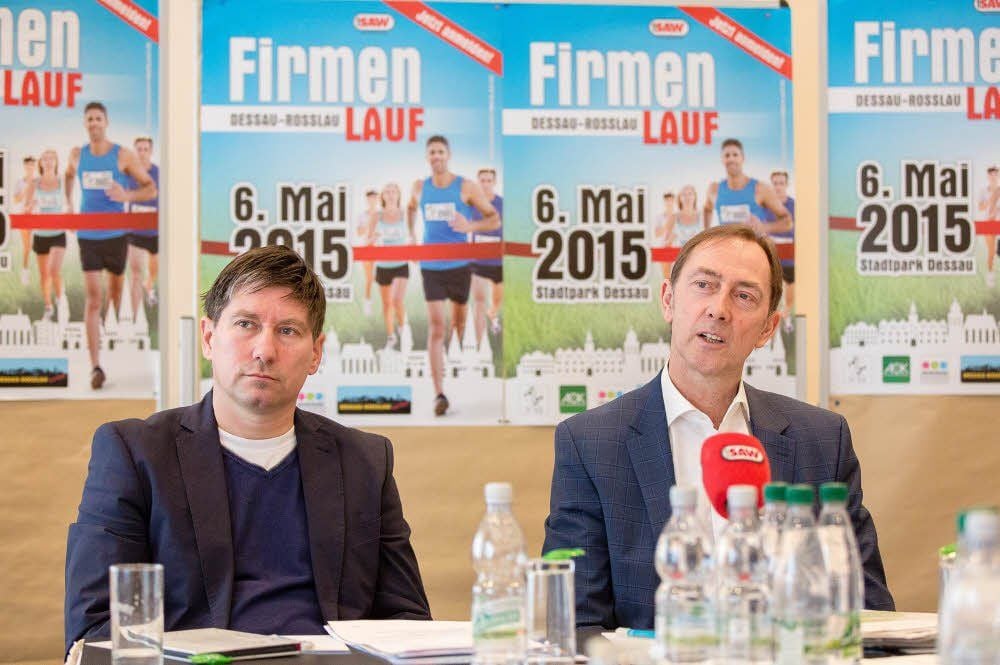 Die beiden Veranstalter Ralph Hirsch (Stadt Dessau-Roßlau, rechts) und Torsten Kautzsch (Agentur MDPA) stellten am Dienstag das Konzept des Firmenlaufes Dessau-Roßlau vor.