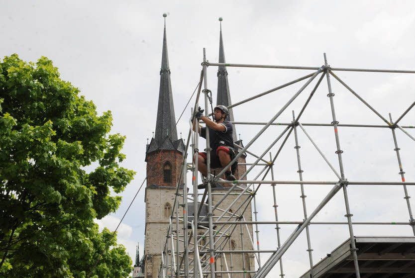 Gegenwärtig wird die Festloge auf dem Hallmarkt aufgebaut.