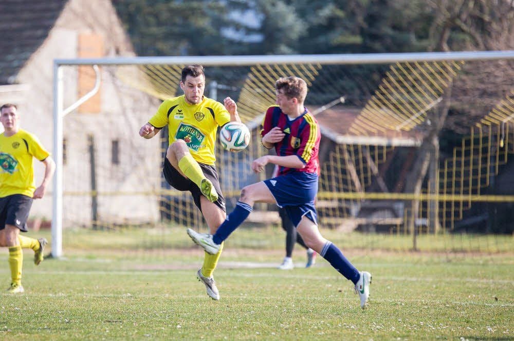 Patrick Werner (gelb) schoss den SV Edderitz mit 1:0 in Führung.