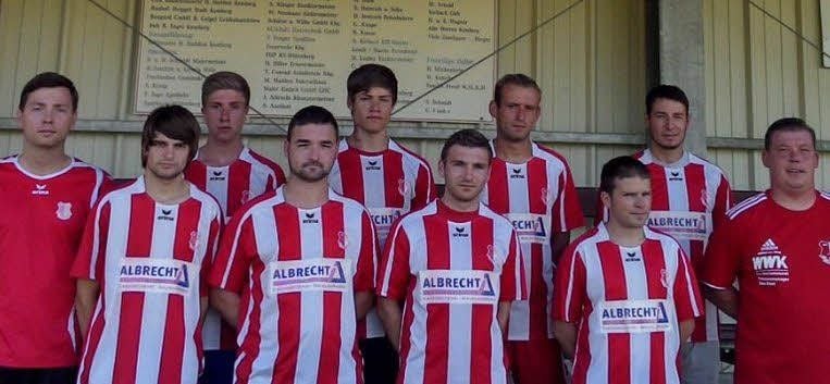 Neu: Michael Geipel, Markus Gierke, Sebastian Meisel, Christof Oertel, René Carius, Torwart-Trainer Roger Lajow (vordere R., v. l.), Felix Uhrig, Florian Uhrig, Sven Neczkiewicz, René Fischer (v. l.). Es fehlt Martin Petermann.