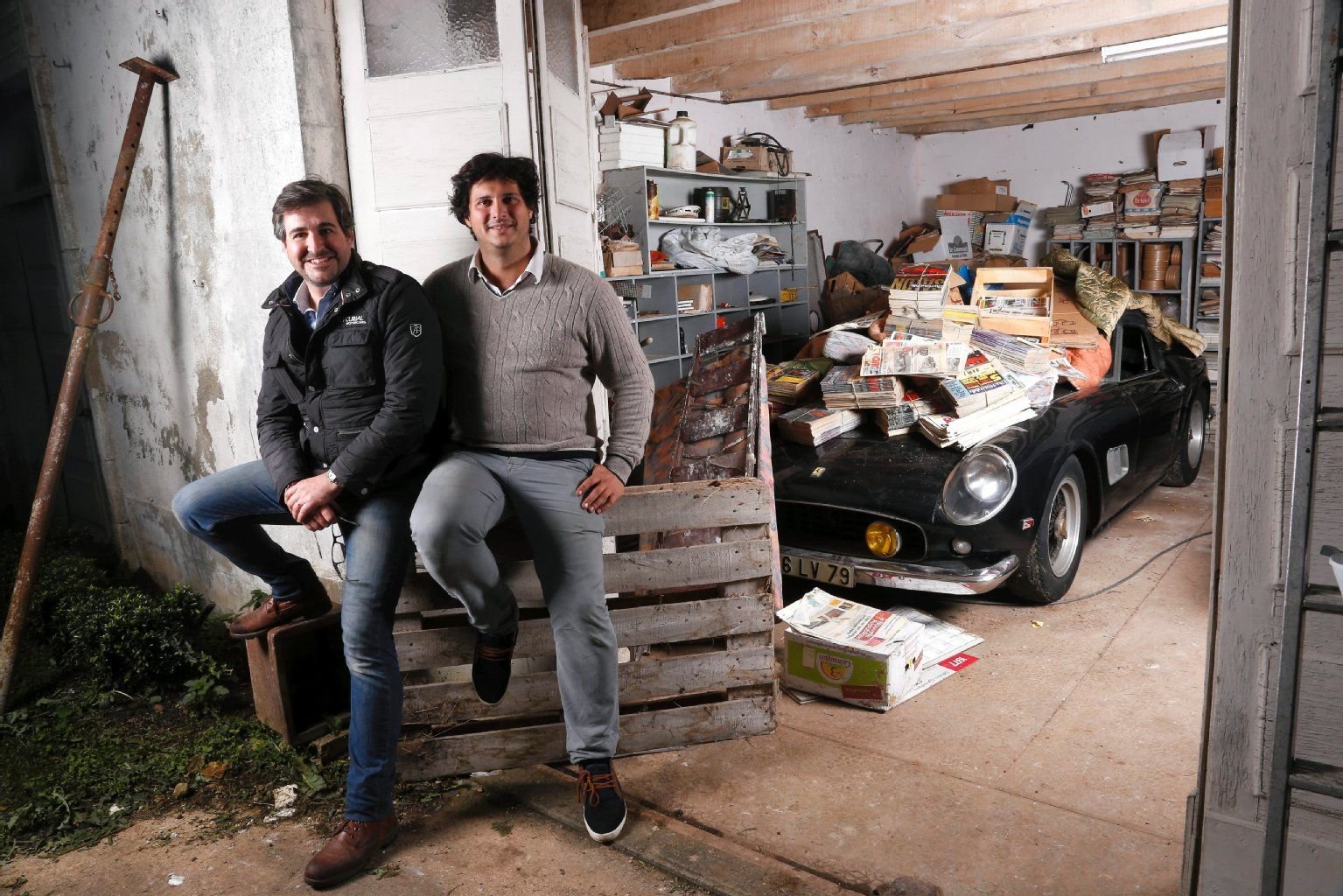 Direktor Matthieu Lamoure und Autospezialist Pierre Novikoff in der Autohalle des Auktionshauses.
