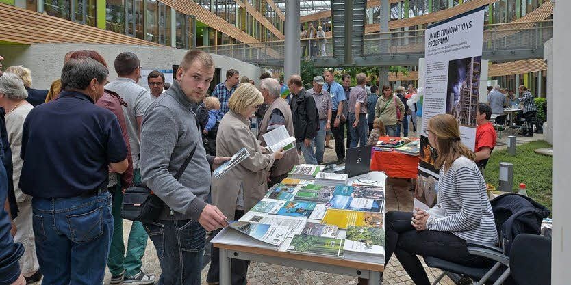 Mit welchen Fragen und Themen sich das Uba beschäftigt, konnten kleine und große Besucher erkunden und zeigte Vizepräsident Thomas Holzmann anhand der Mitteldeutschen Zeitung.