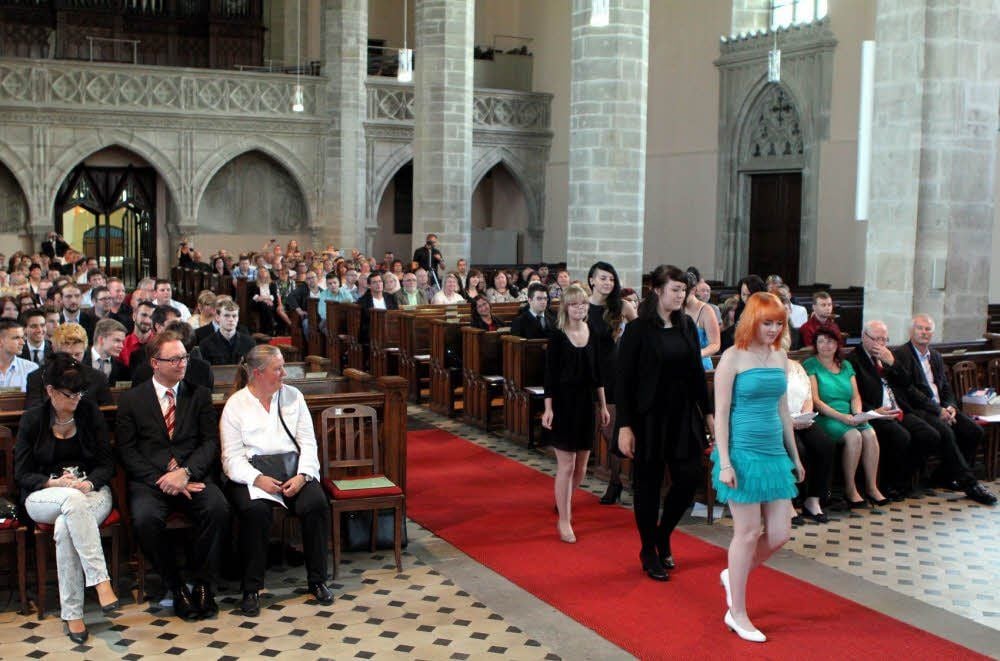 Erstmals fand die feierliche Zeugnisübergabe in der Jakobskirche statt, auch viele Angehörige kamen.