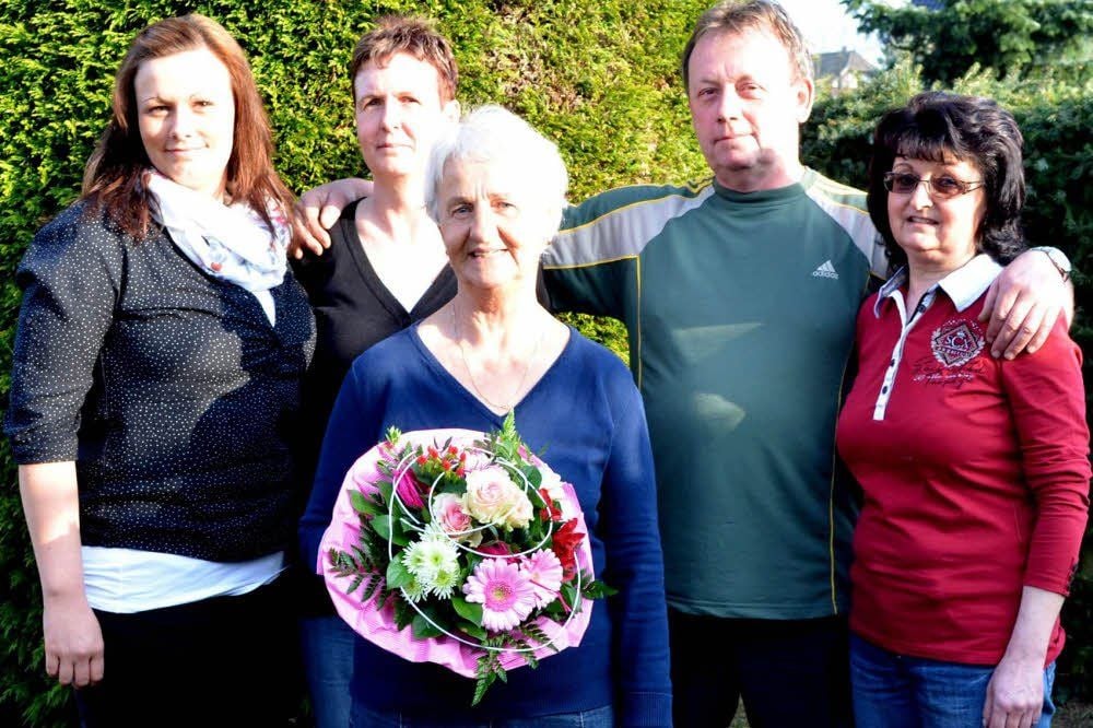 Für ihre große Hilfsbereitschaft, die sie Familie Heinecke entgegengebracht hat, erhielt Rentnerin Gerda Brunkau den MZ-Blumenstrauß der Woche, gesponsert von der Blumenboutique Meinhardt. Damit bedankten sich Christin, Kerstin und Fred Heinecke (v.l.) sowie Nachbarin Marion Scheffler.