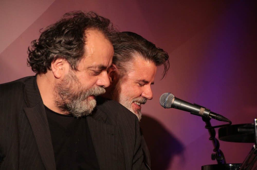 Matthias Brenner (li) und Falkenberg singen „Still und schön“.