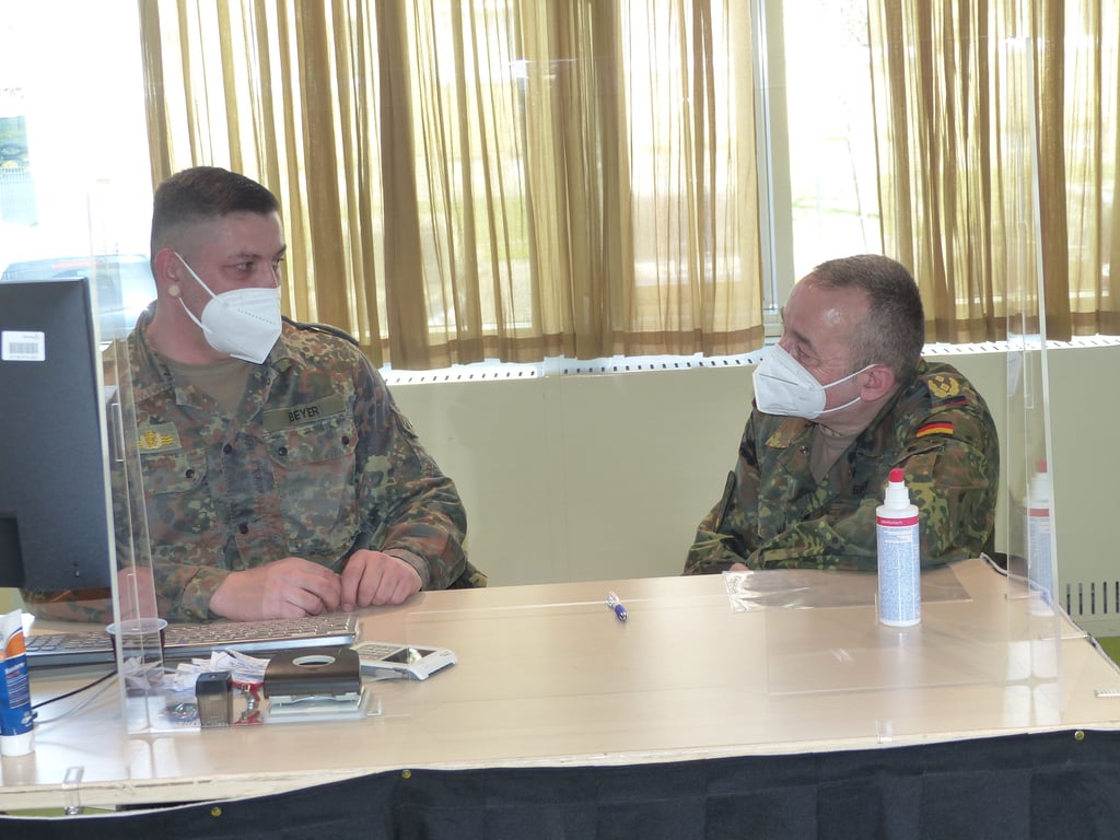 Generalmajor Carsten Breuer (rechts) stattete dem Impfzentrum in Burg einen Besuch ab, um sich selbst ein Bild davon zu machen, wie die Soldaten sich in das Team eingelebt haben.