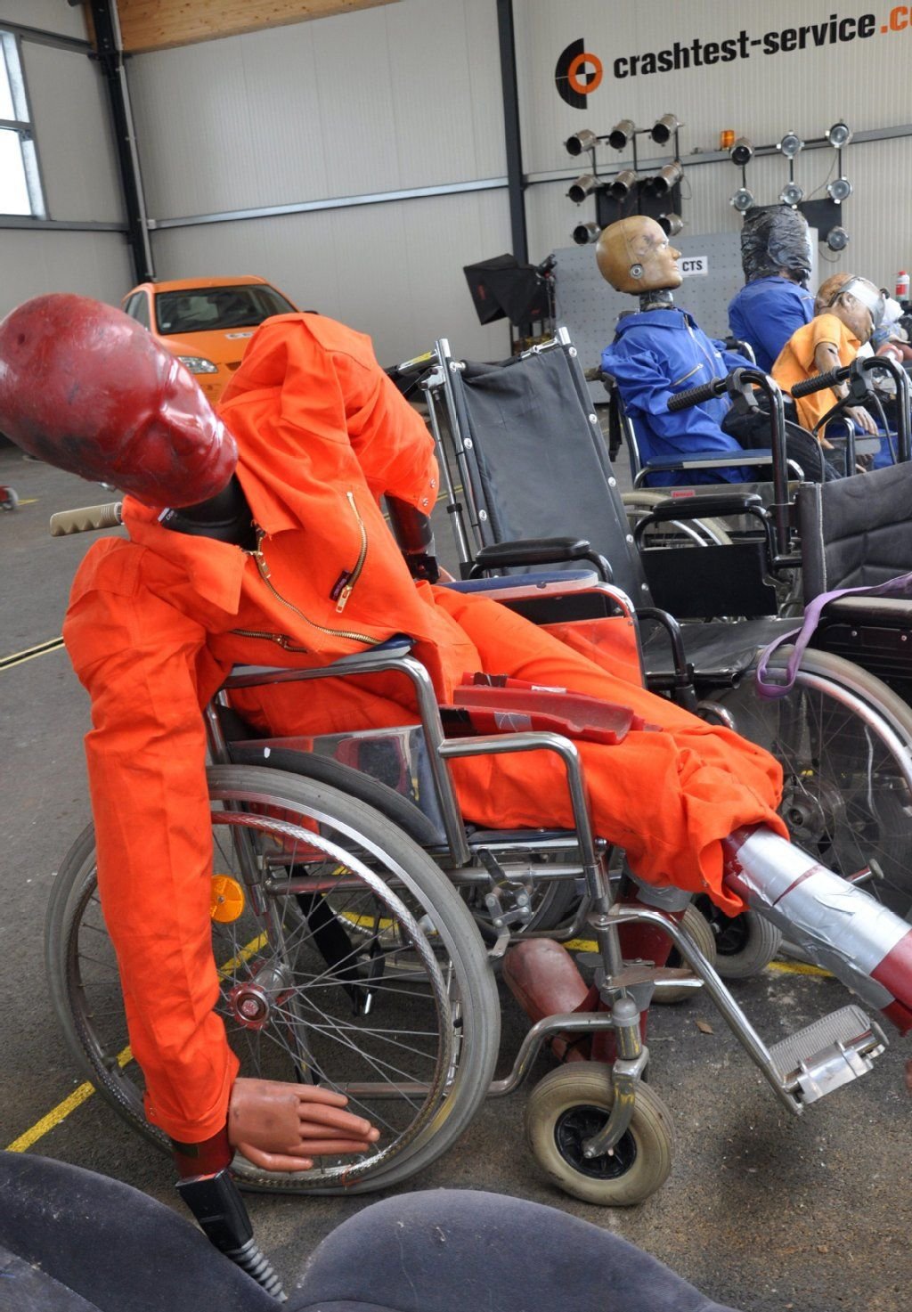 Crashtest-Dummies im Rollstuhl. In der Realität sterben bei Unfällen wegen Überholmanövern viele Menschen.
