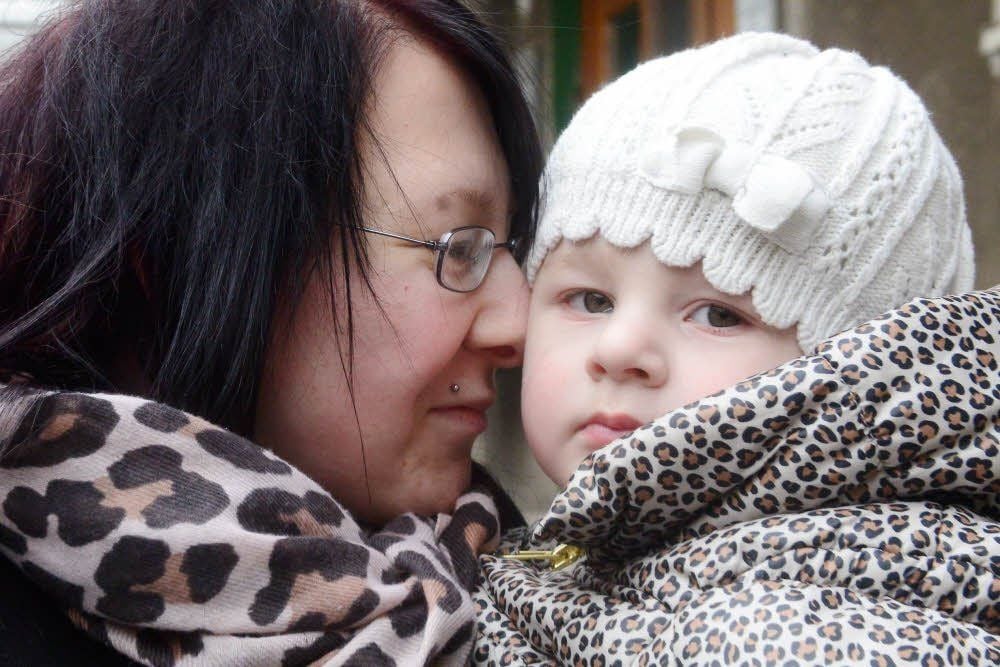 Der kleine Bruder liegt im Wagen. Ihre Tochter Alia, 21 Monate alt, muss Madeleine Schmidt stets tragen. Es fehlt ein Wagen für zwei Kinder.