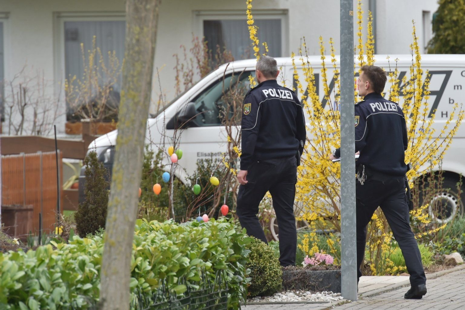 Polizisten haben am Mittwoch die Bürger in Tröglitz befragt.