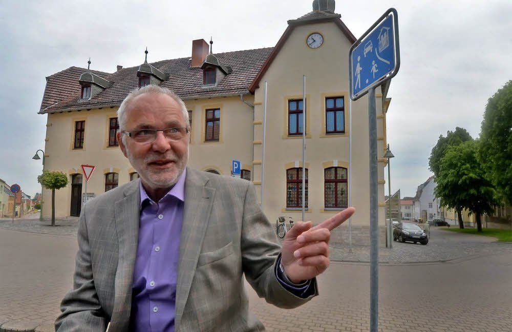 Hans-Rüdiger Kosche (CDU) vor seinem Dienstsitz im Hecklinger Rathaus.