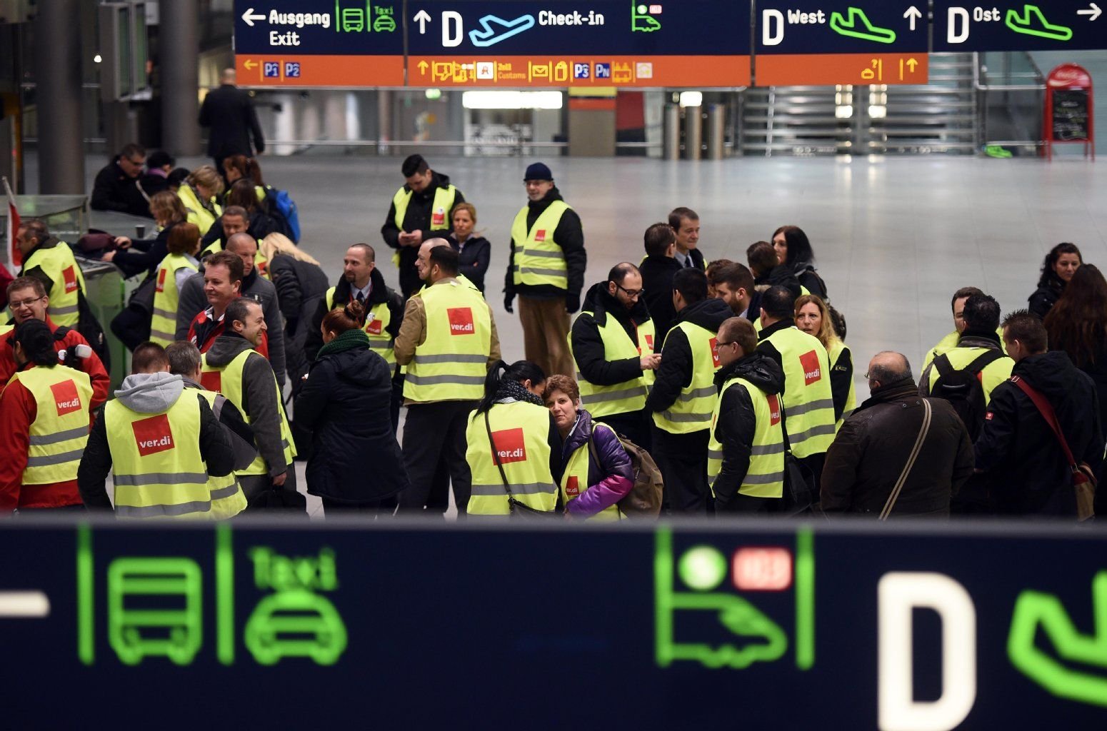 Streikendes Sicherheitspersonal am Flughafen Köln/Bonn