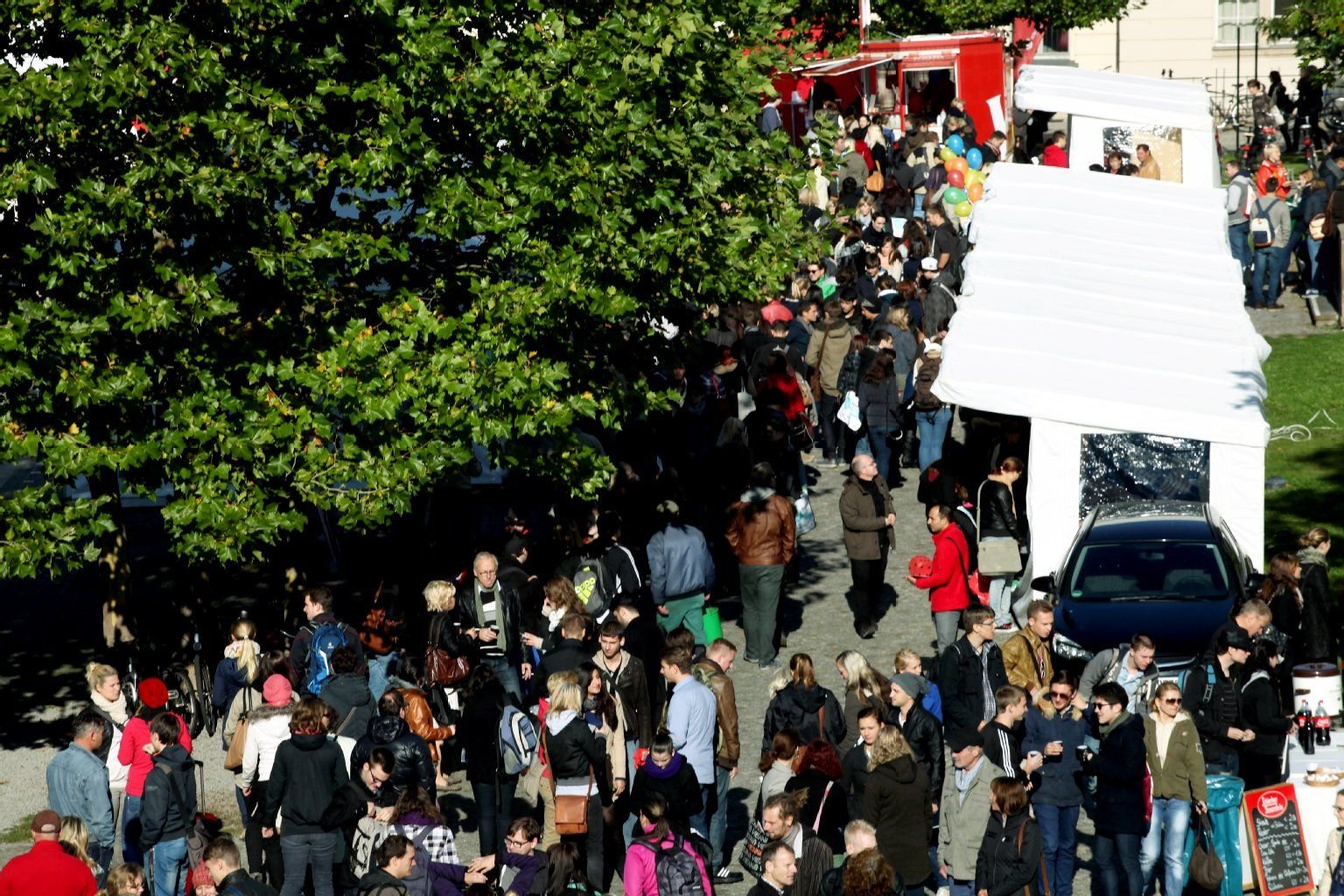 Viele Studierende tummeln sich am Mittwoch vor dem Start der Immatrikulationsfeier auf dem Uniplatz der MLU in Halle.