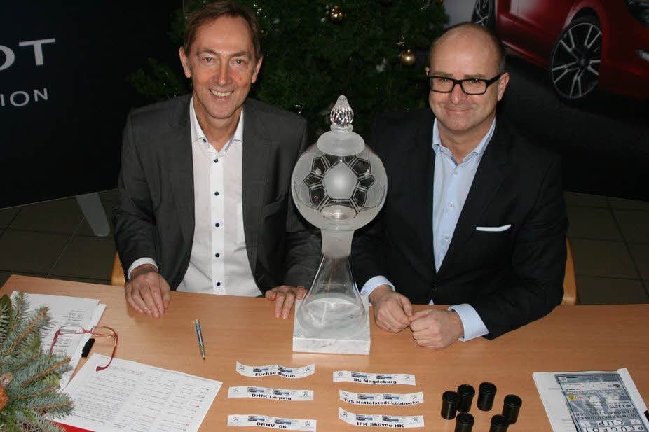 Turnierdirektor Ralph Hirsch (links) und Titelsponsor Thomas Stein zogen die Gruppen für die 16. Auflage des Peugeot Cups.