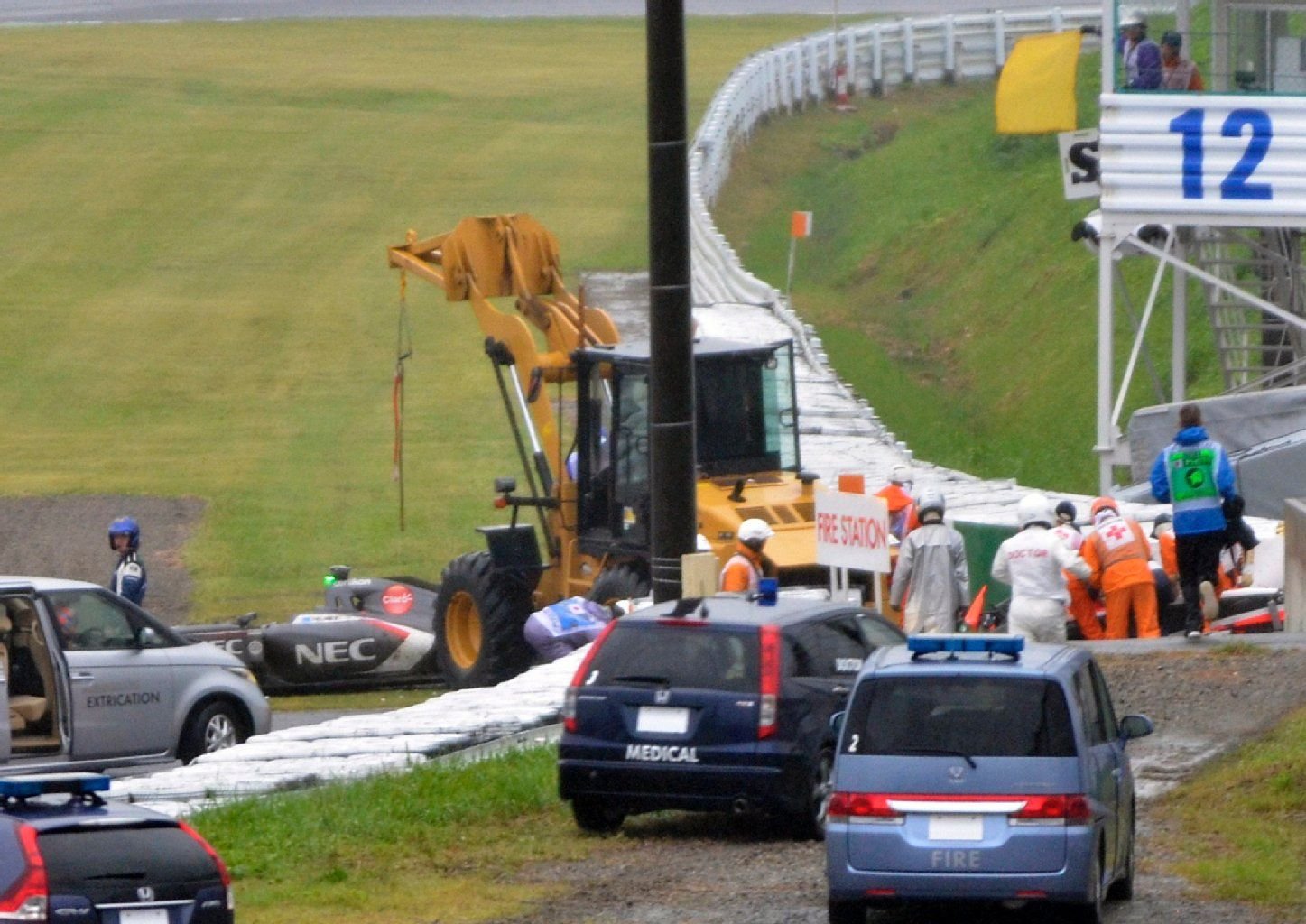 Rettungskräfte kümmern sich um den verunglückten Jules Bianchi.