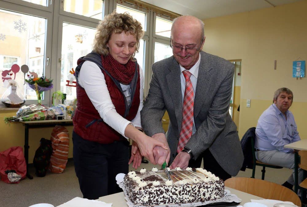 Siegfried Schmied und seine Nachfolgerin Beatris Börner schneiden gemeinsam die Abschiedstorte an.