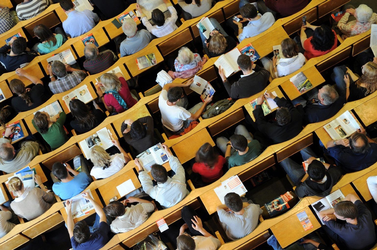 2.000 Examensklausuren sollen in Hannover untersucht werden, weil ein Richter Lösungen verkauft haben soll.(Archiv)