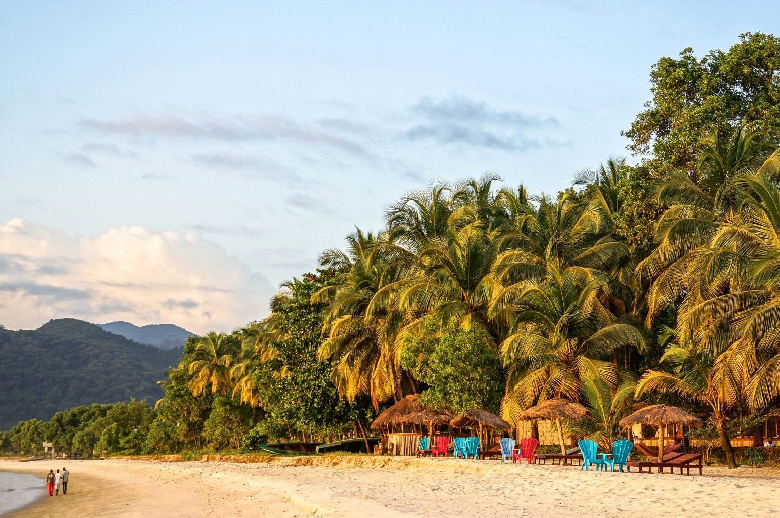 Sonnenuntergang am einsamen Palmenstrand: Sierra Leone, die „Karibik Afrikas“, ist fernab vom Touristenrummel.