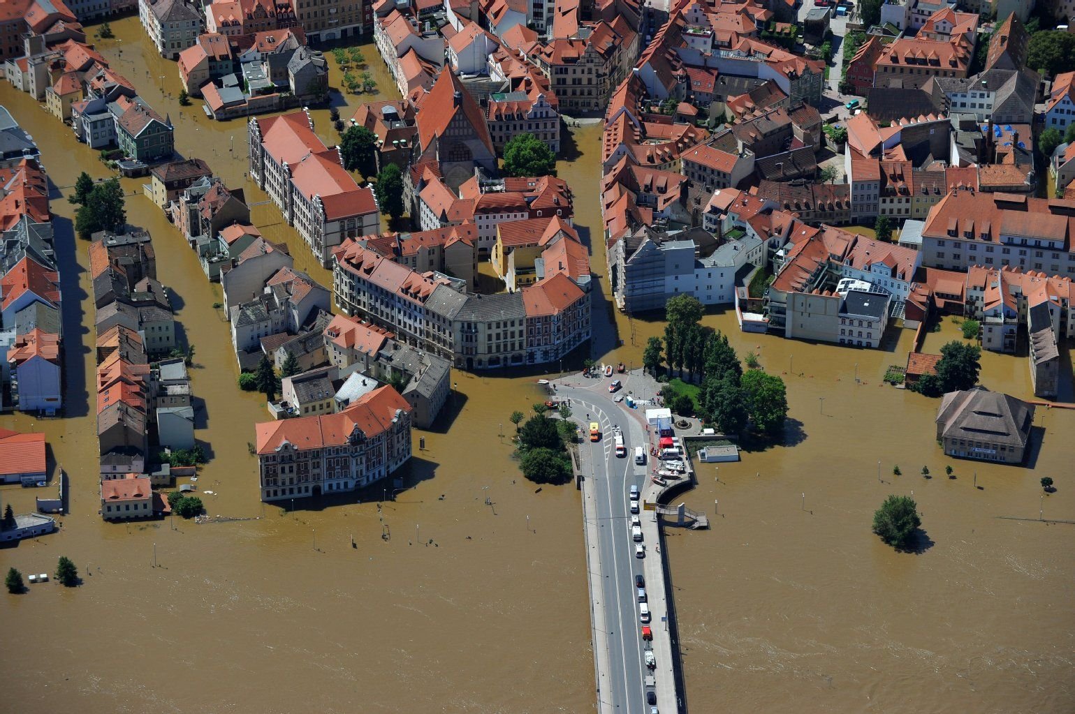 Weite Teile der Altstadt in Meißen (Sachsen) sind vom Hochwasser der Elbe überflutet.