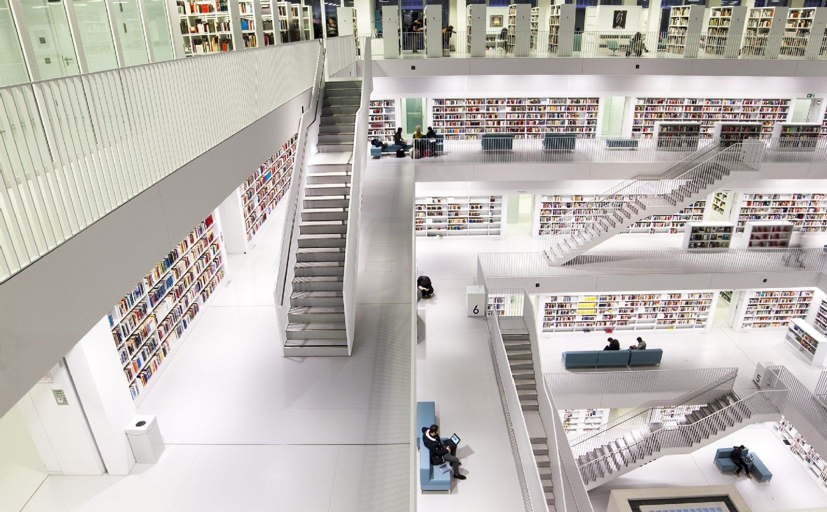 Die Stuttgarter Stadt-Bibliothek umfasst neun Stockwerke und ist komplett in Weiß gehalten.