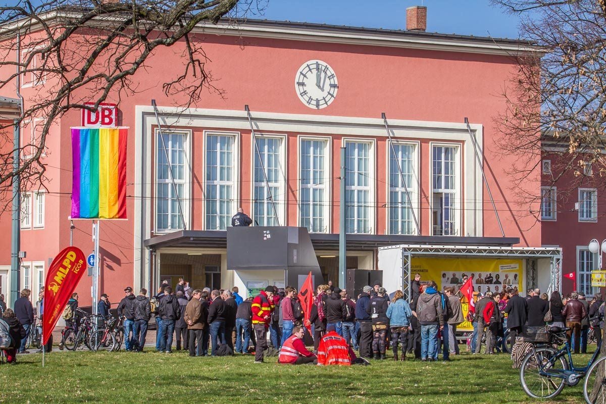 Das Polizeiaufgebot in Dessau ist groß - rund 1300 Beamte sind im Einsatz. Am Bahnhof treffen rechte und linke Gruppen erstmals aufeinander - Pfeifkonzert.