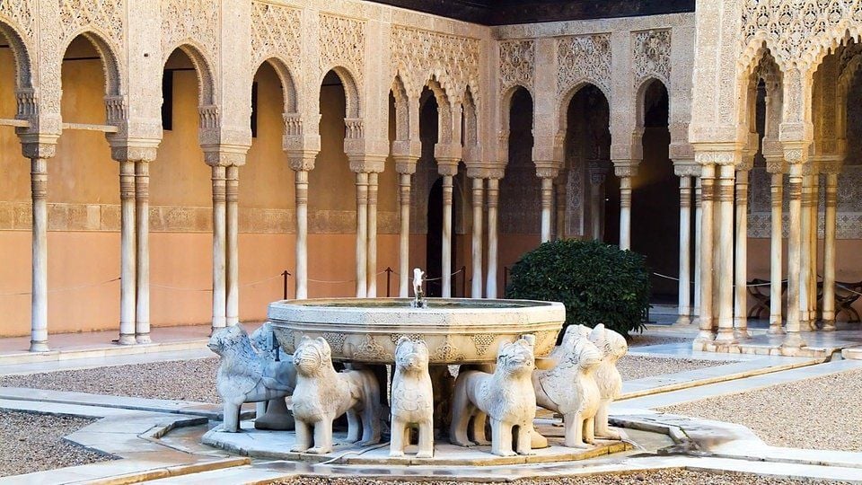 Die Alhambra ist im maurischen Stil der islamischen Kunst erbaut.