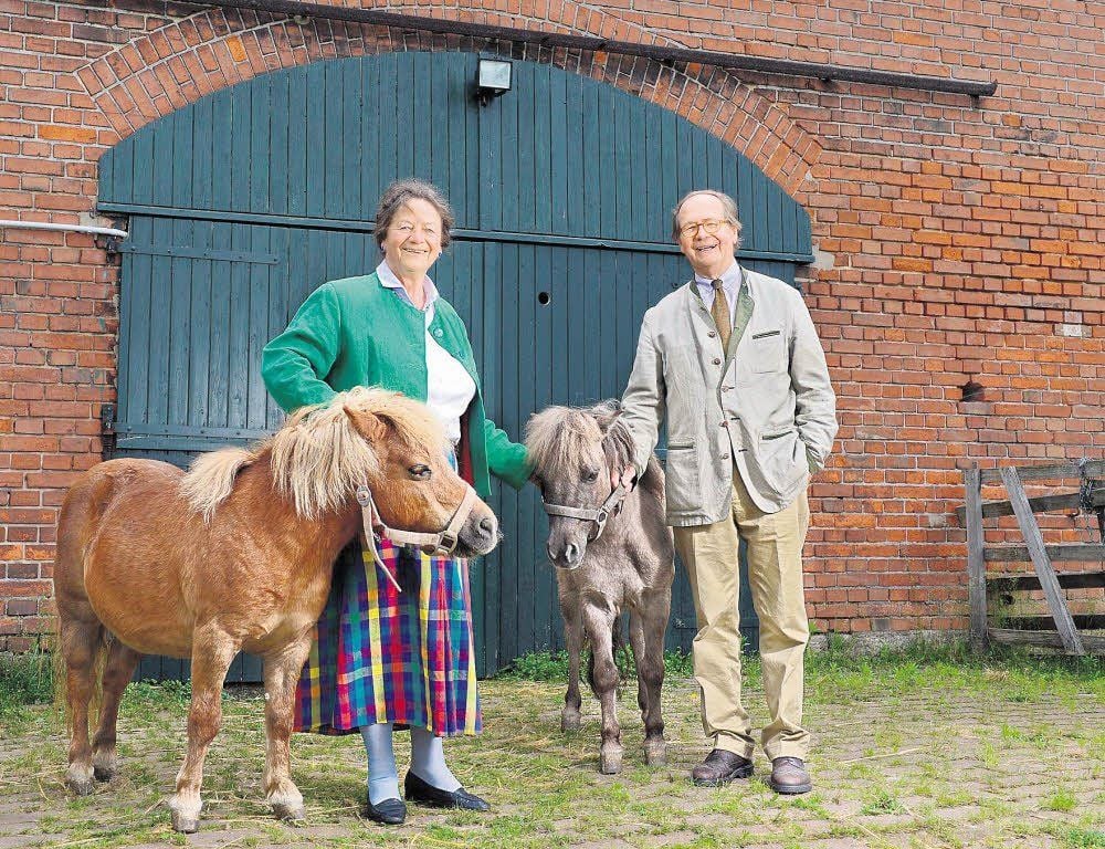 Dass die niedlichen Ponys auch schon mal ganz schön stur sein können (etwa beim Fotografiert-Werden), sieht man ihnen nicht ohne Weiteres an. Dabei hätten sie allen Grund zur Dankbarkeit: Ernst und Annelene von Schönfeldt haben die Tiere vor dem Abdecker gerettet. Nun haben sie auf dem Sperlingshof ein Paradies gefunden - zur Freude auch der von Schönfeldt’schen Enkelkinder.
