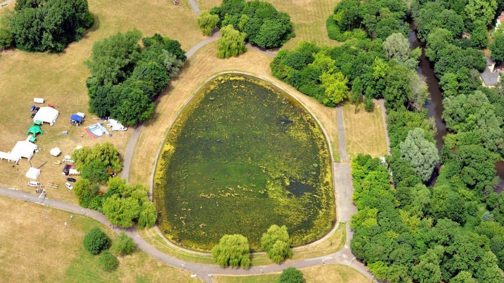 Total verdreckter FontänenTeich in Halle Total verdreckter Fontänen