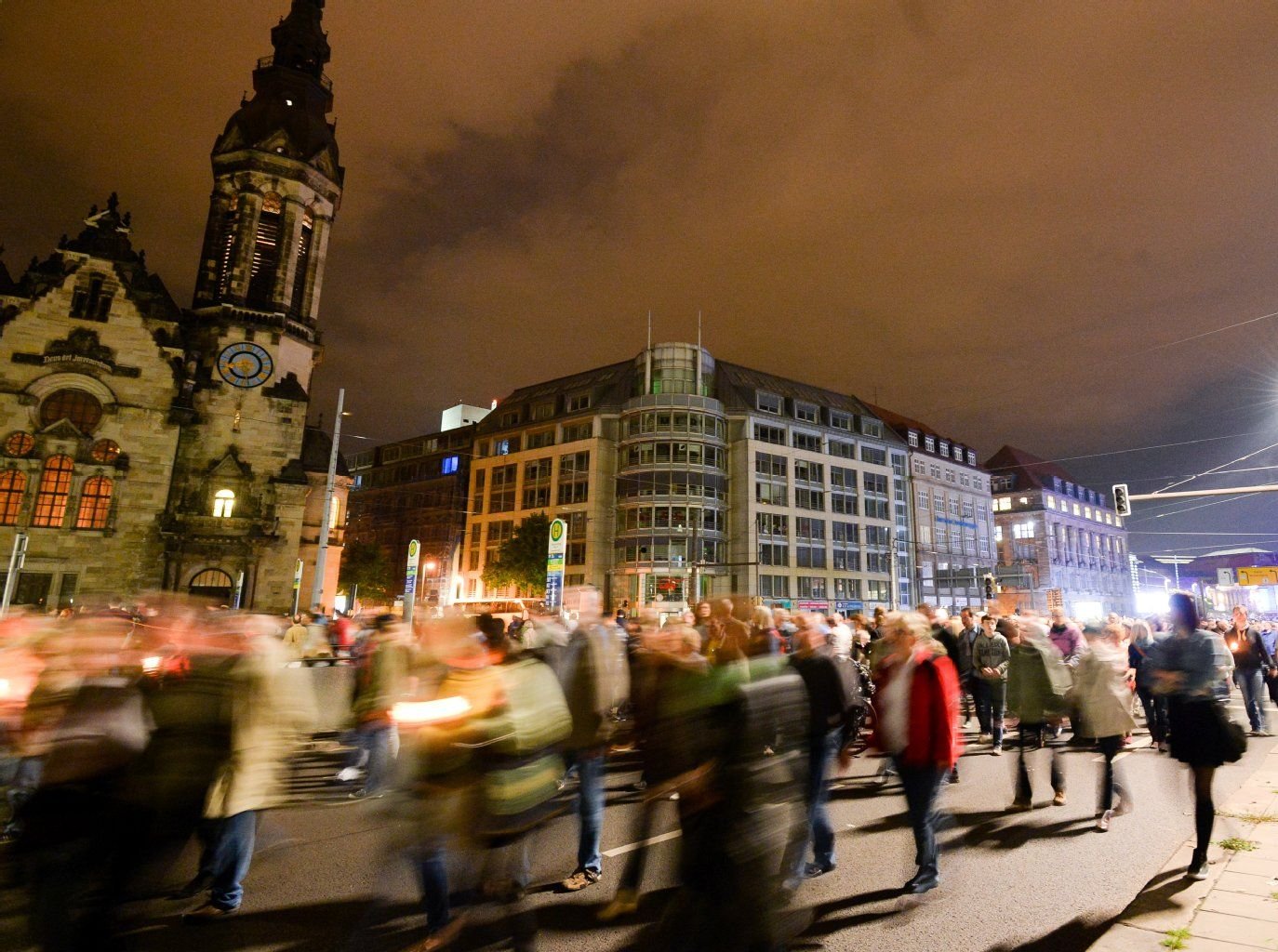 Leipziger und Gäste der Stadt gehen auf dem Innenstadtring zum Lichtfest.